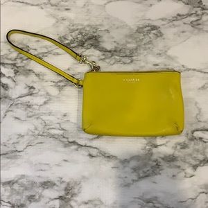 🌲LAST CHANCE 🌲Yellow wristlet
